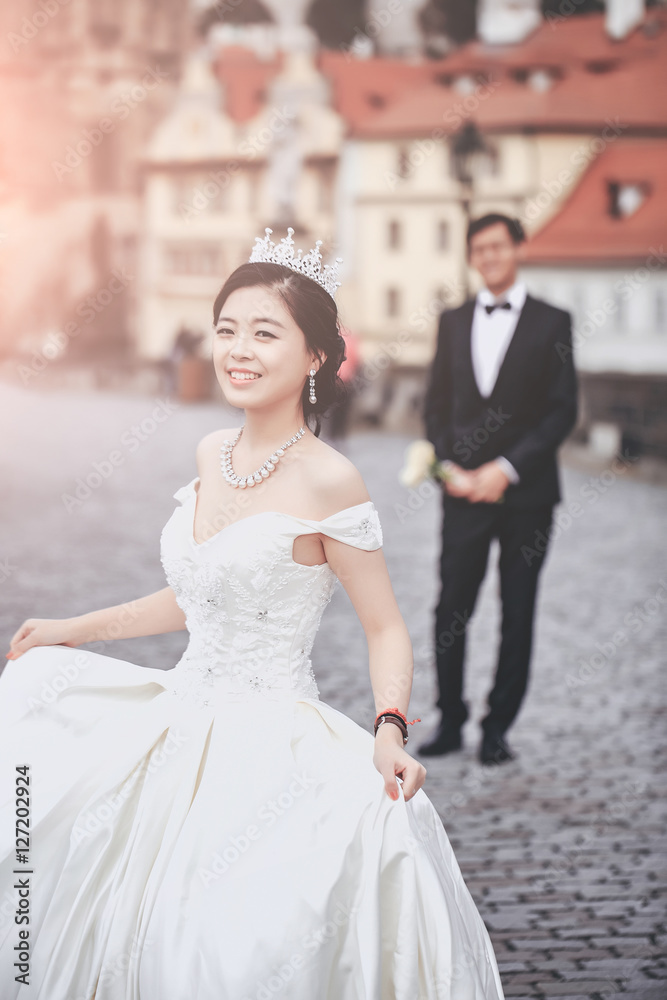 Naklejka premium Chinese cute young newlyweds
