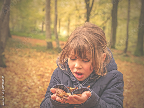 enfant jouant avec les feuilles d automne