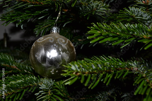 Silberne Weihnachtskugel am Tannenbaum