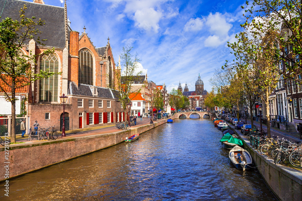 Fototapeta premium Beautiful romantic canals of Amsterdam, Holland