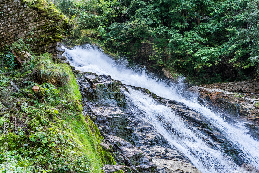 Wasserfall auf felsigem Terrain mitten im Kurort Bad Gastein Wasserfall auf felsigem Terrain mitten im Kurort Bad Gastein