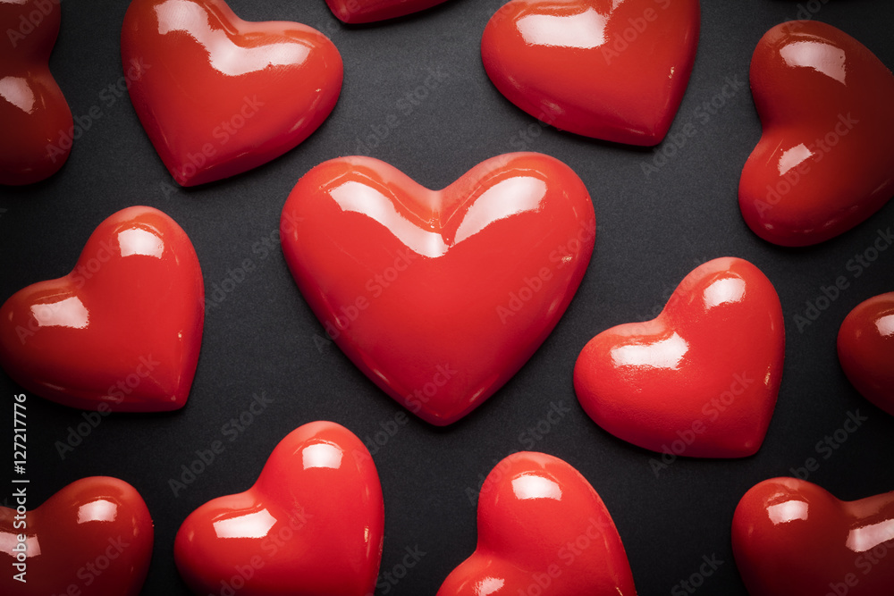 Fototapeta premium Red hearts on black background