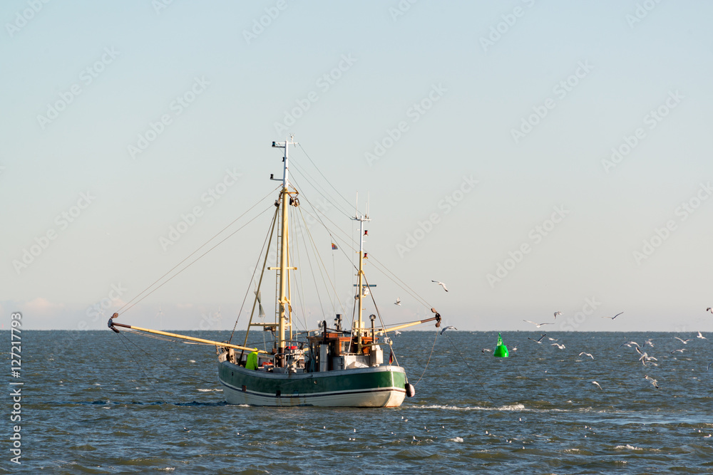 Krabbenkutter im Wattenmeer