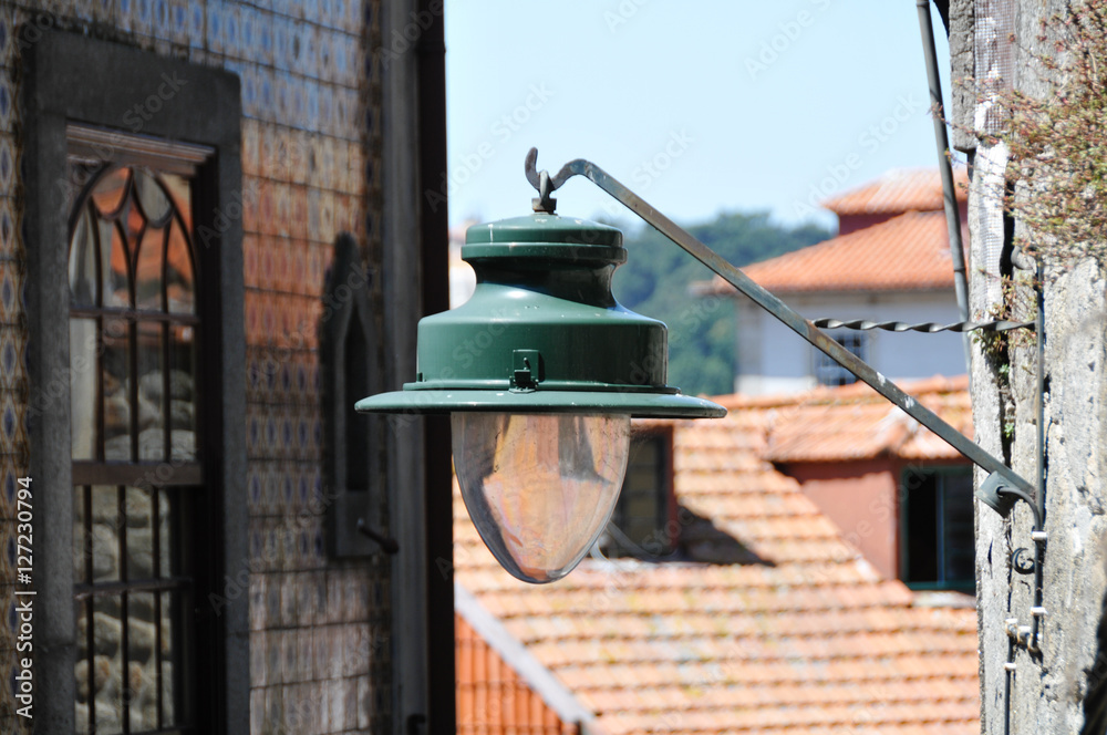 Strassenlampe vor unscharfem Hintergrund Strassenlampe vor unscharfem Hintergrund