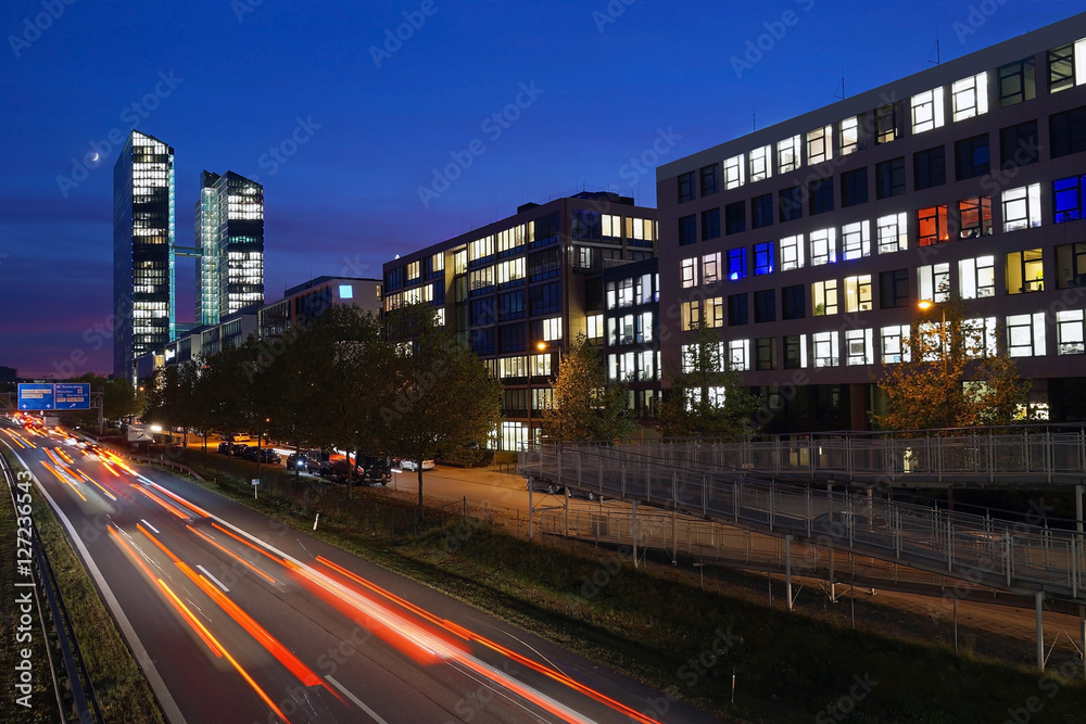 Bürogebäude an der Autobahn in München