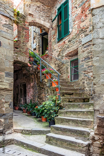 Naklejki na drzwi Aleja w starym włoskim miasteczku Liguria