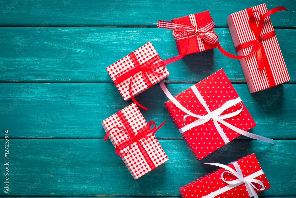 Obraz premium Christmas red gift box. View from above