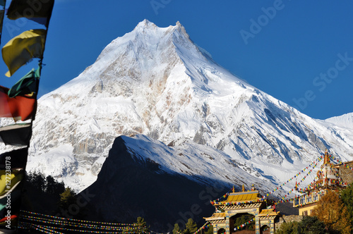 Der Manaslu thront über einen buddhistischen Kloster