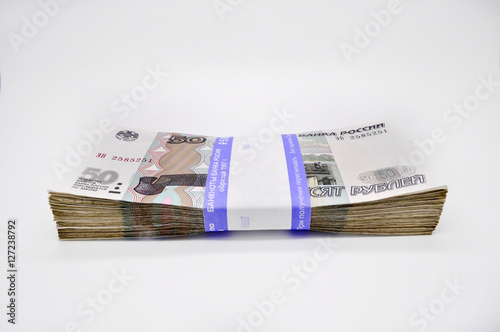 50 банкноты банка России на белом фо