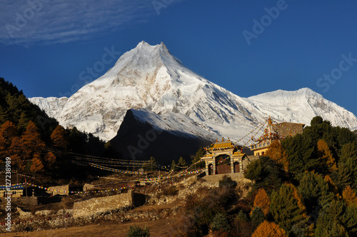 Der Manaslu thront über einen buddhistischen Kloster photo