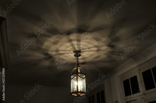 Lampe wirft Schatten an die Decke photo