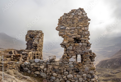 развалины древнего храма, ущелье Северного Кавказа