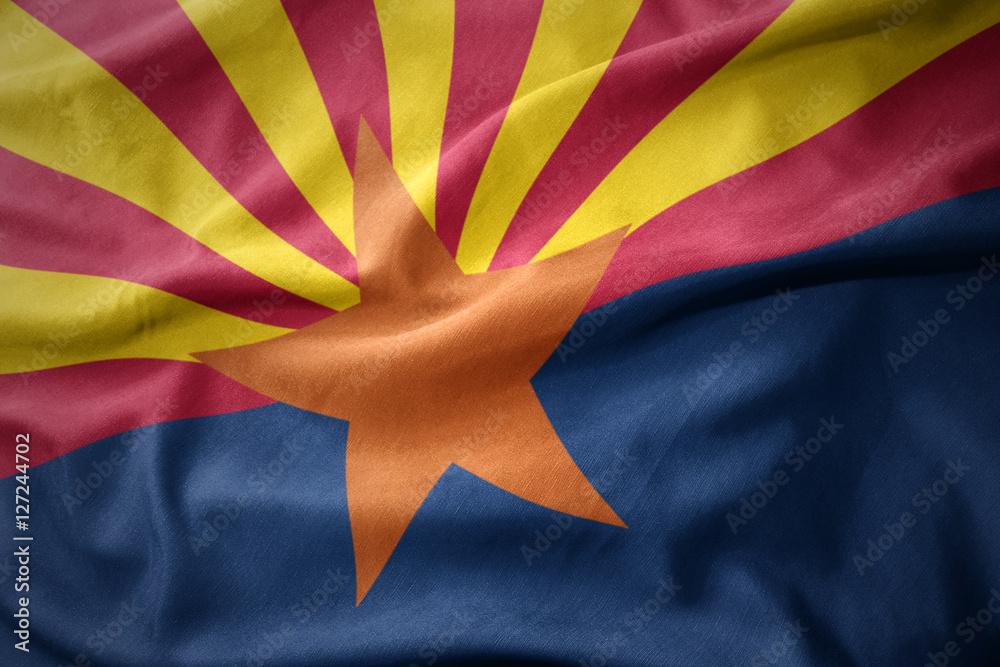 Obraz premium macha kolorową flagą stanu arizona.