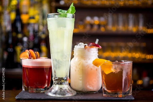 Obraz na płótnie Cocktails drinks alcoholic mix w salonie