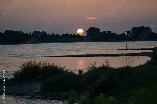 Flusslandschaft am Rhein zwischen Köln und Düsseldorf