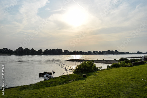 Flusslandschaft am Rhein zwischen Köln und Düsseldorf