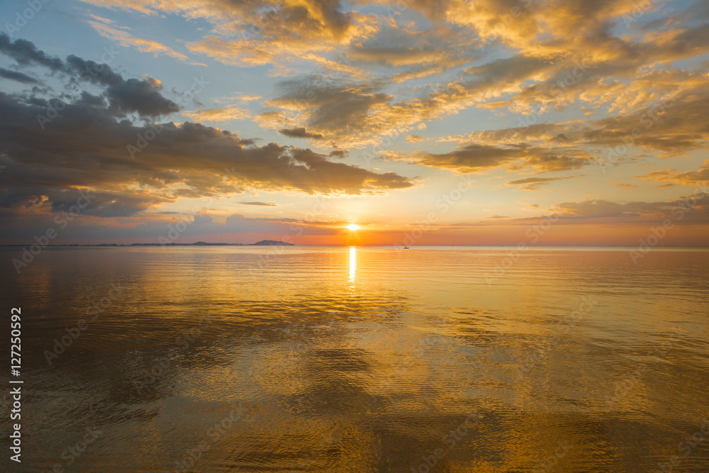 Obraz premium Colorful sunset in the sea 