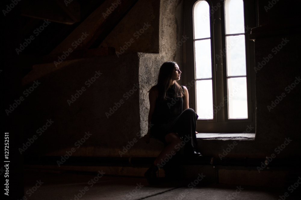 Frauen Portrait an Fenster Frauen Portrait an Fenster