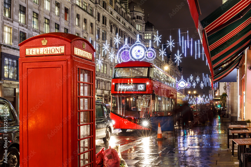 Naklejka premium Boże Narodzenie światła na ulicy Londynu