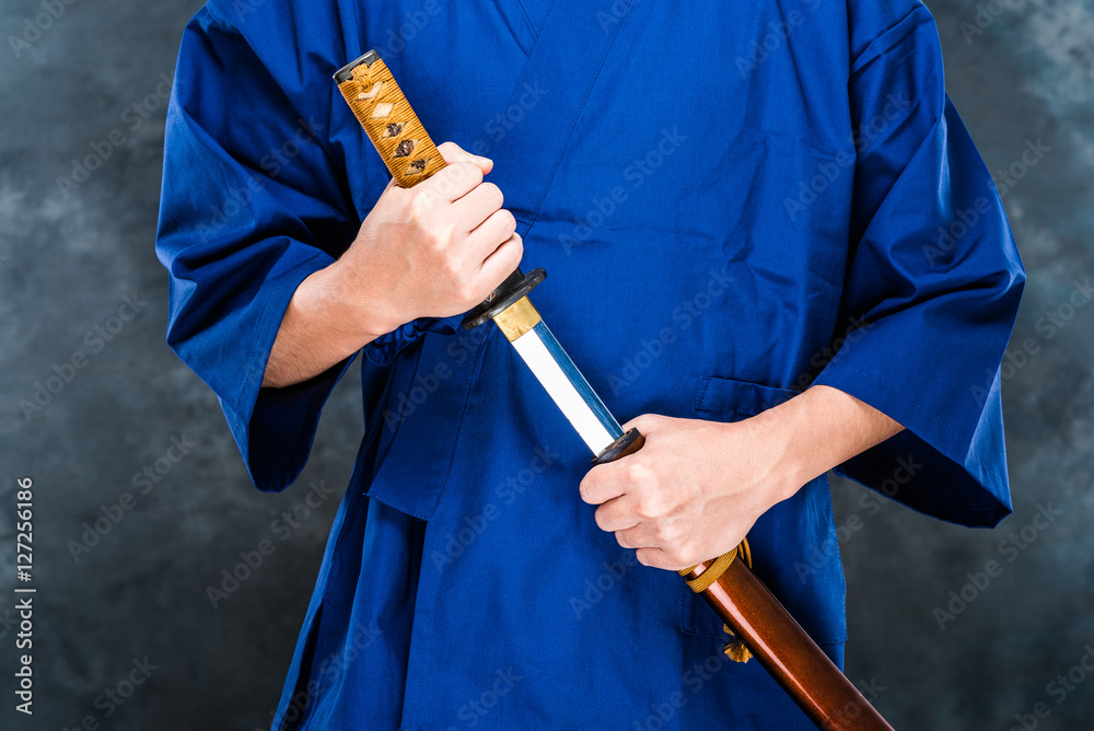 日本刀と和服の男性