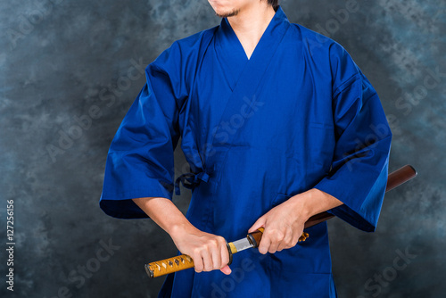 日本刀と和服の男性 photo