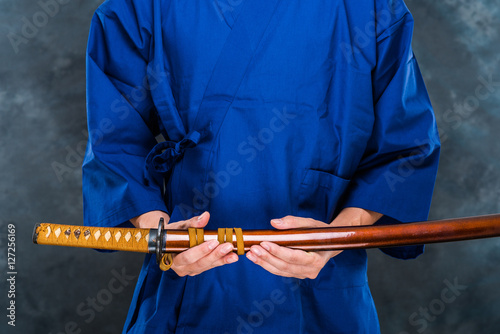 日本刀と和服の男性