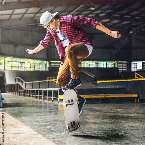 Foto Boy Skateboarding Jump Lifestyle Hipster Concept
