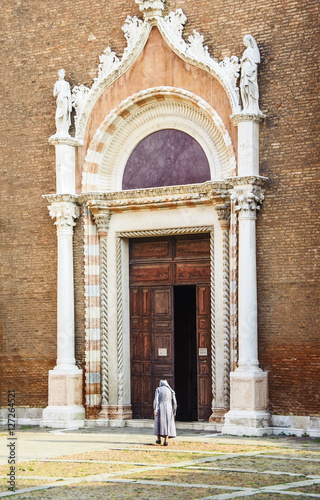 Nonne geht in die Kirche Madonna dell Orto in Venedig