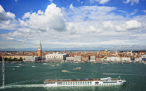 Langes Schiff zieht am Markusplatz in Venedig vorbei