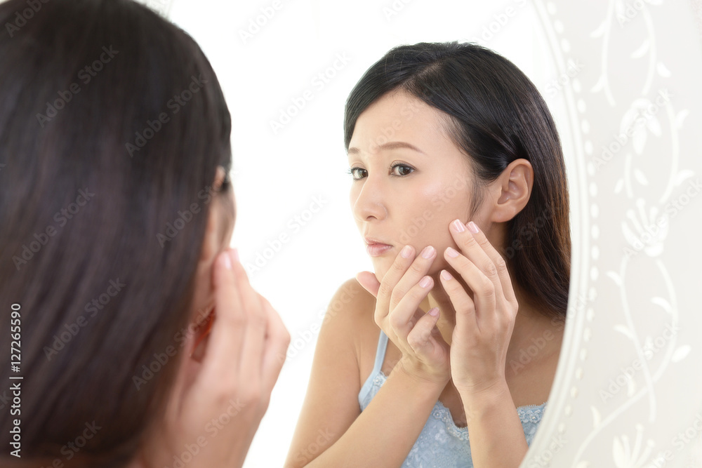 お肌が気になる女性 お肌が気になる女性