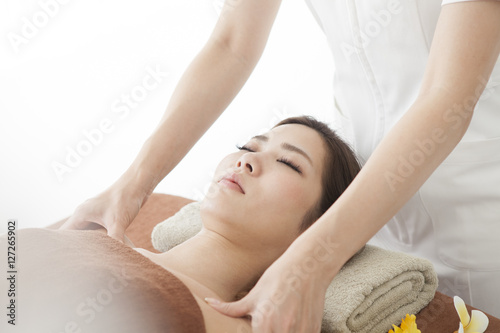 Decollete massage