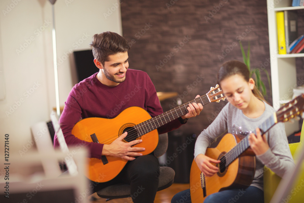 Φωτογραφία Guitar teacher teaching the little girl