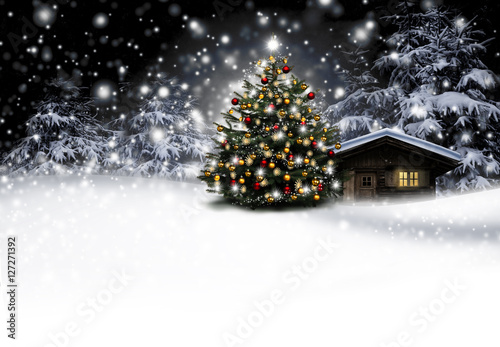 Schihütte mit Weihnachtsbaum bei Nacht © by-studio