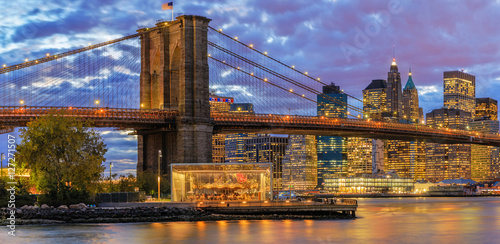 Fototapeta Widok Manhattan od mosta brooklyńskiego parka przy zmierzchem