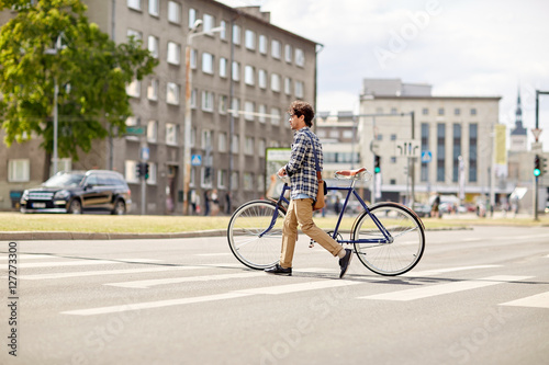 Fototapeta Naklejka Na Ścianę i Meble -  young man with fixed gear bicycle on crosswalk