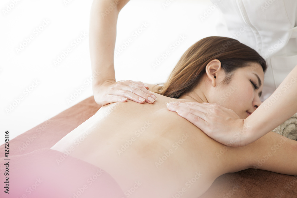 Obraz premium A young lady is receiving an aroma oil massage