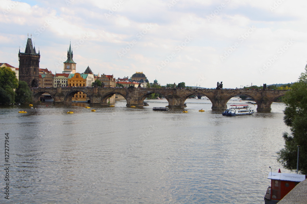 Rivière Vltava et pont Charles à Prague