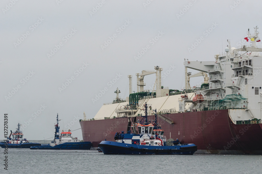 GAS CARRIER AND TUGS IN SWINOUJSCIE