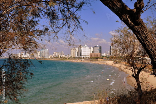 Langer Stadtstrand von Tel Aviv vor moderner Kulisse photo