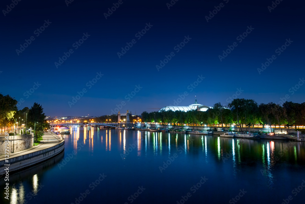 Φωτογραφία Seine river and view on the Grand Palais on the sunrise, Paris, France