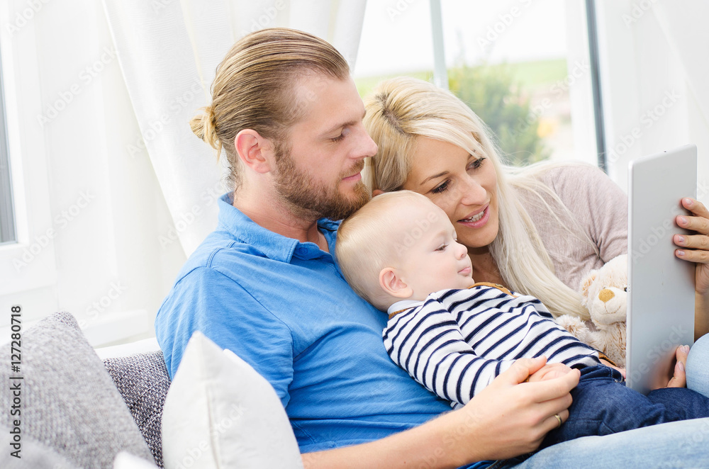 Familie mit Tablet-PC zu Hause