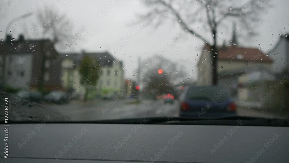 Im Auto sitzend Windschutzscheibe und Scheibenwischer bei Regen