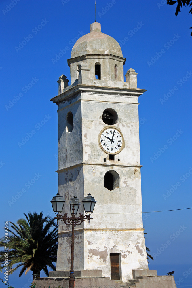 Clocher dans le petit village de Canari, cap Corse