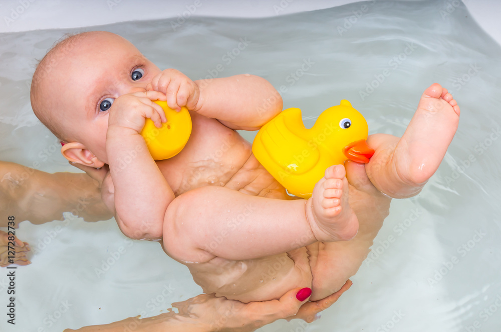 Ταπετσαρία Newborn baby girl bathing and playing with rubber duck