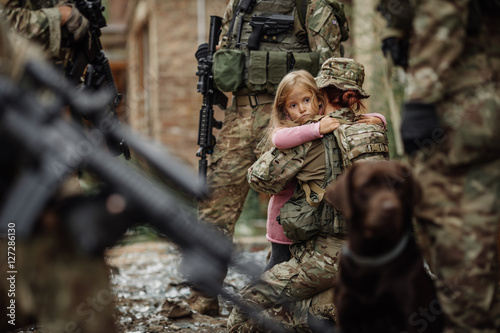Fotografia Soldier and children on battlefield background.