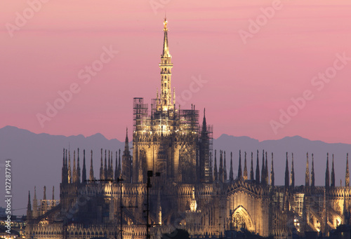 Guglie del duomo di Milano di sera