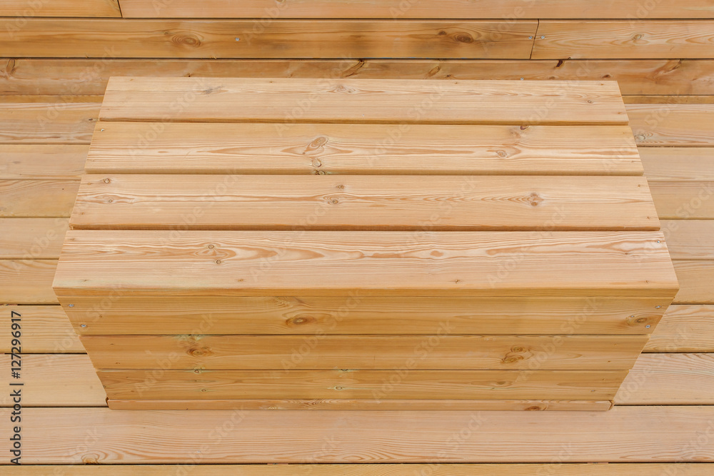 assise siège coffre en bois extérieur sur fond bois Stock Photo | Adobe  Stock