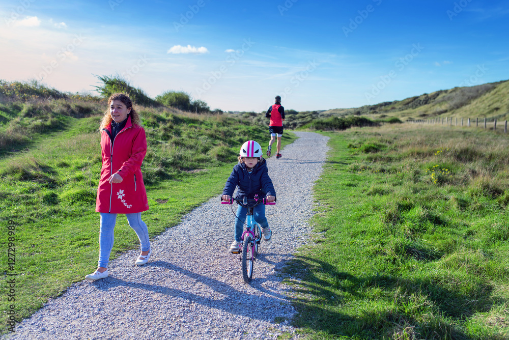 Obraz premium avec maman promenade en vélo