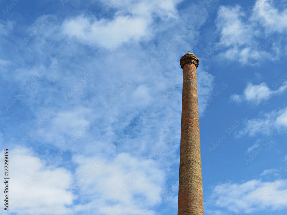 Chimenea industrial antigua de ladrillo / Old industrial chimney of brick