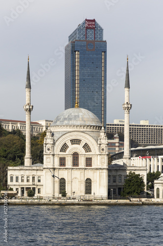 Canvas Print Dolmabahce-Moschee und modernes Hochhaus, Kabatas, Bosporus, Istanbul, Türkei, A